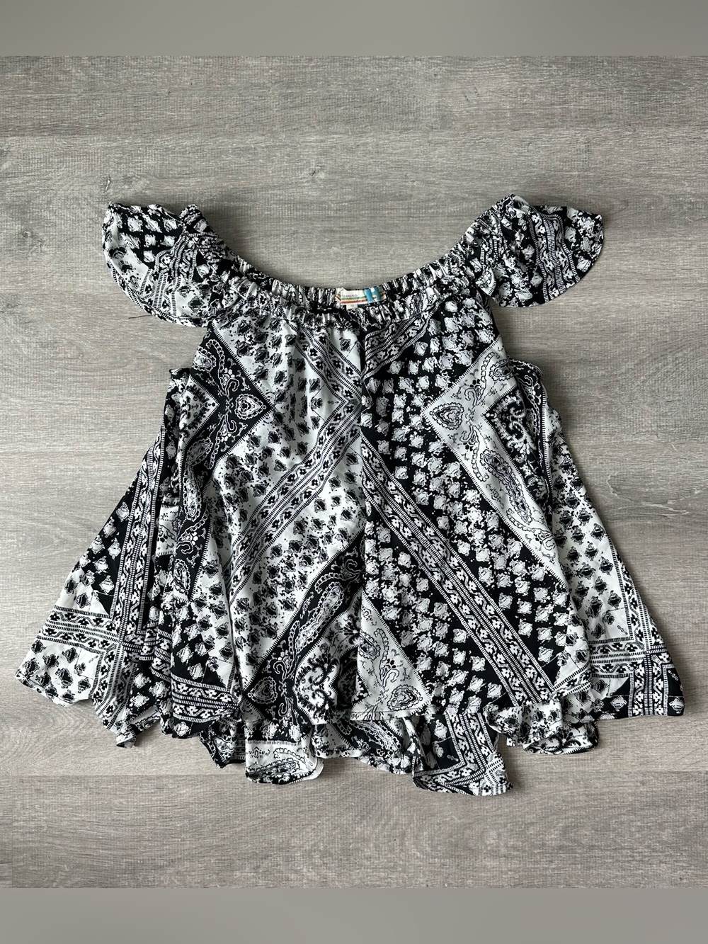 Vintage Havana Black & White Off-Shoulder Paisley Swing Top